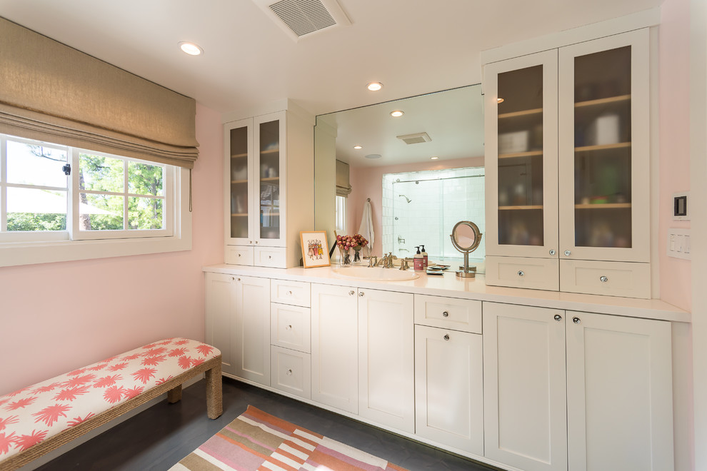 Пример оригинального дизайна: большая главная ванная комната в классическом стиле с фасадами в стиле шейкер, белыми фасадами, белой плиткой, керамической плиткой, розовыми стенами и накладной раковиной