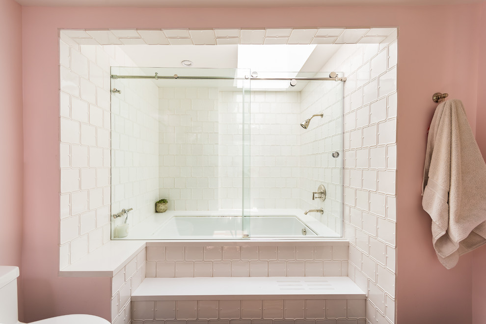 Idée de décoration pour une salle de bain principale tradition avec une baignoire en alcôve, un combiné douche/baignoire, un carrelage blanc, un mur rose, une cabine de douche à porte coulissante et des carreaux de céramique.