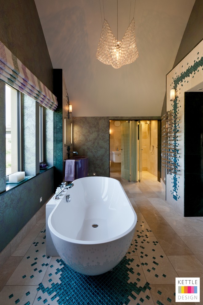 Imagen de cuarto de baño principal contemporáneo de tamaño medio con lavabo integrado, encimera de azulejos, bañera encastrada, ducha empotrada, sanitario de pared, baldosas y/o azulejos azules, baldosas y/o azulejos en mosaico y suelo de mármol