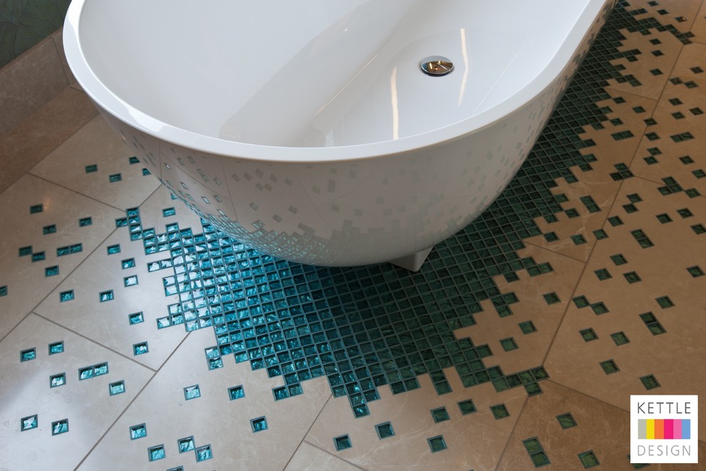 Cette image montre une salle de bain principale design de taille moyenne avec un lavabo intégré, un placard à porte vitrée, un plan de toilette en verre, une baignoire posée, un carrelage bleu, mosaïque et un sol en marbre.