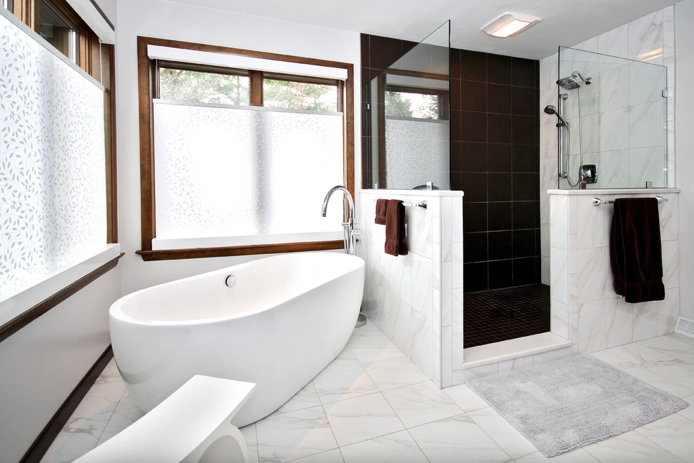 Idéer för ett modernt en-suite badrum, med bänkskiva i kvarts, ett fristående badkar och en bidé