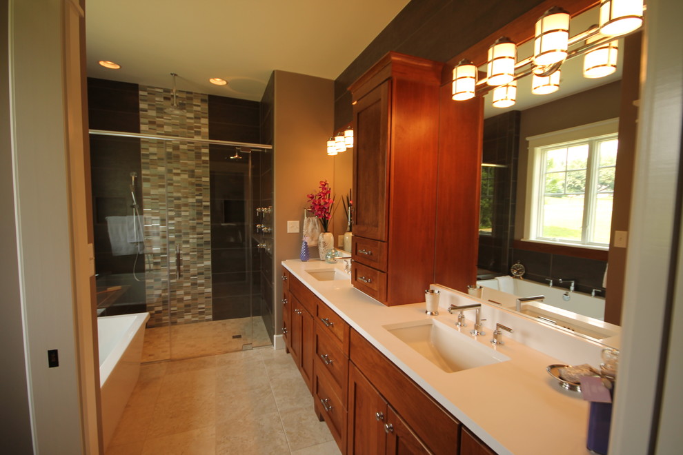 Exempel på ett stort amerikanskt en-suite badrum, med ett undermonterad handfat, möbel-liknande, skåp i mellenmörkt trä, bänkskiva i kvarts, ett fristående badkar, en kantlös dusch, en toalettstol med hel cisternkåpa, keramikplattor, beige väggar och klinkergolv i keramik