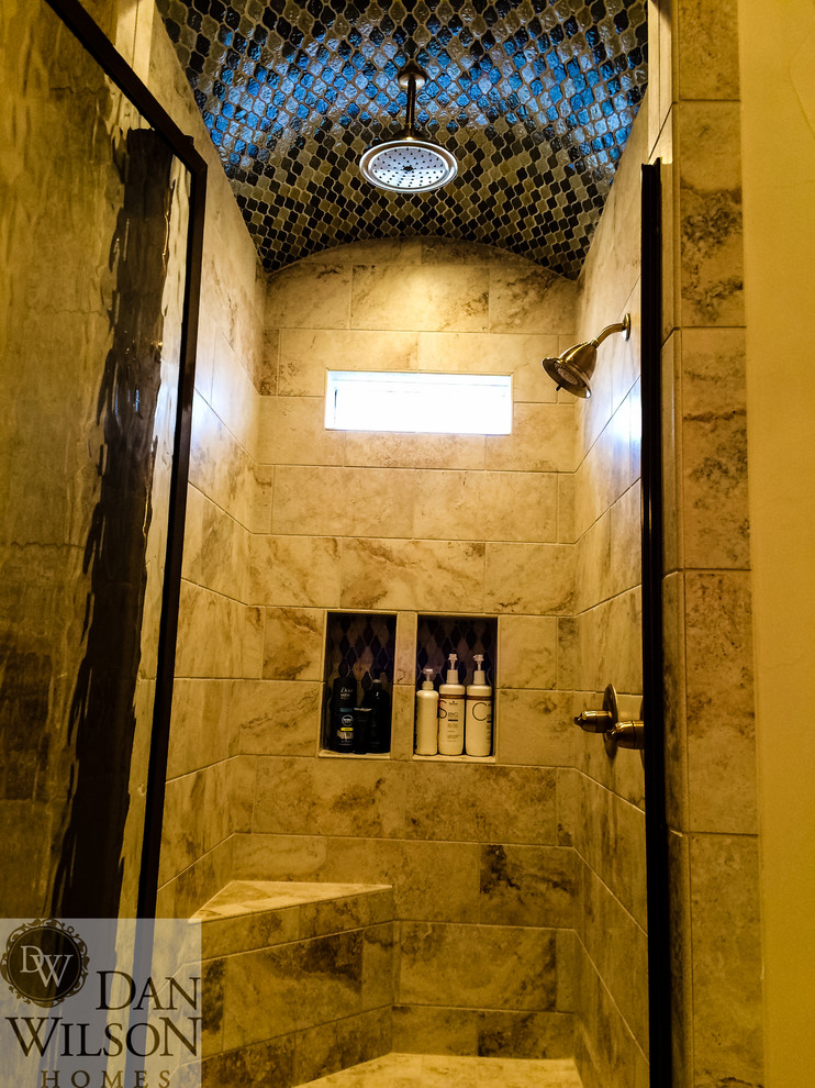 Inspiration pour une salle de bain principale traditionnelle de taille moyenne avec un lavabo encastré, une baignoire posée, une douche à l'italienne, WC séparés, des carreaux de céramique, un carrelage multicolore, un mur beige et un sol en carrelage de céramique.