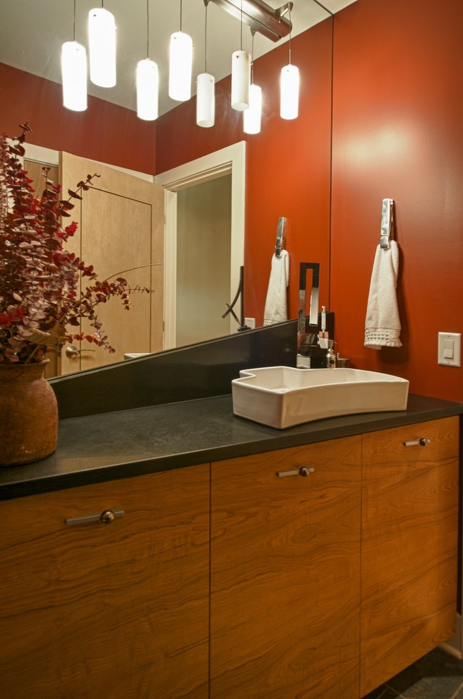 На фото: большая главная ванная комната в стиле модернизм с плоскими фасадами, светлыми деревянными фасадами, красными стенами, полом из сланца, настольной раковиной, столешницей из гранита и разноцветным полом