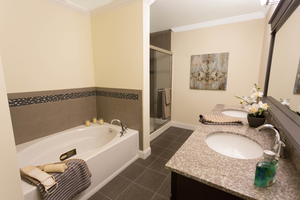 Bild på ett mellanstort vintage en-suite badrum, med ett badkar i en alkov, en dusch i en alkov, beige kakel, stenkakel, beige väggar, klinkergolv i porslin, ett undermonterad handfat och laminatbänkskiva