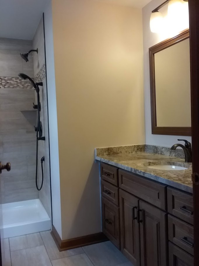Пример оригинального дизайна: большая главная ванная комната в классическом стиле с фасадами островного типа, коричневыми фасадами, душем в нише, раздельным унитазом, бежевой плиткой, керамогранитной плиткой, коричневыми стенами, полом из керамогранита, врезной раковиной, столешницей из гранита, коричневым полом, душем с раздвижными дверями и коричневой столешницей