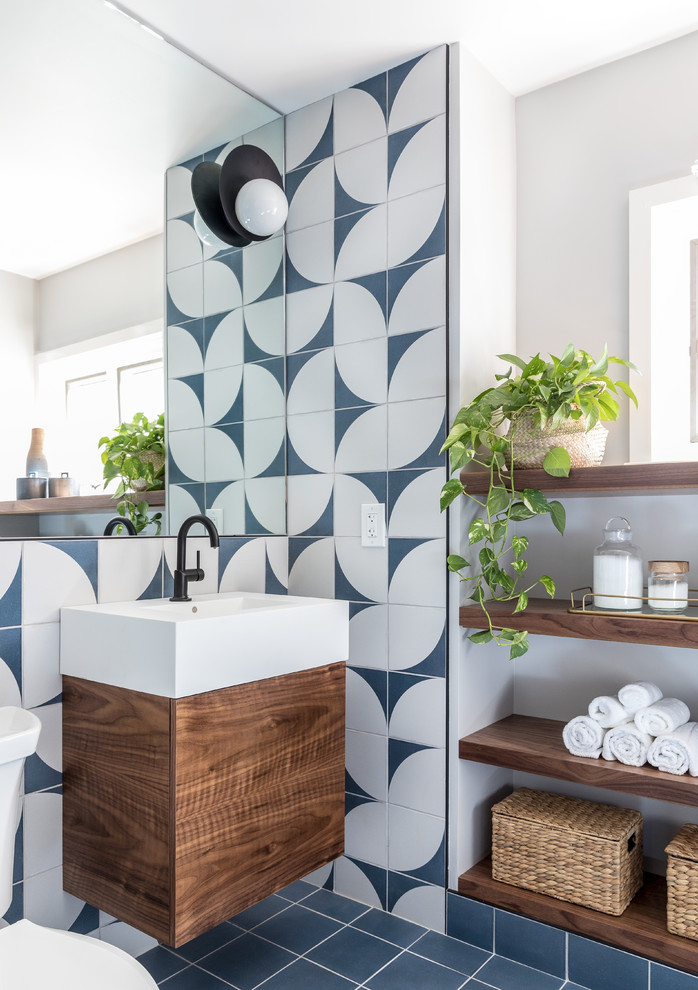 Esempio di una stanza da bagno contemporanea con ante lisce, ante in legno bruno, piastrelle blu, piastrelle multicolore, piastrelle bianche, pareti bianche, pavimento blu e lavabo integrato