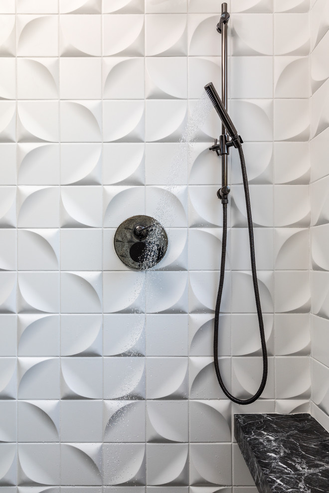 Foto på ett funkis en-suite badrum, med ett fristående badkar, en dubbeldusch, svart kakel, vita väggar, grått golv och dusch med gångjärnsdörr