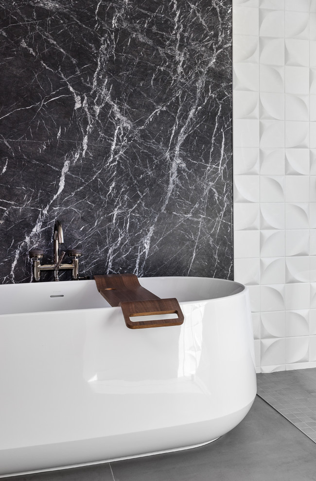 Modernes Badezimmer En Suite mit freistehender Badewanne, Doppeldusche, schwarzen Fliesen, weißer Wandfarbe, grauem Boden und Falttür-Duschabtrennung in Sacramento