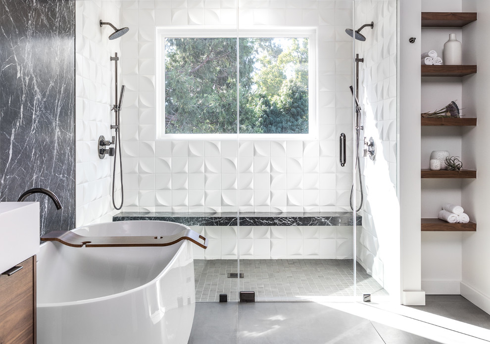 Foto di una stanza da bagno padronale design con vasca freestanding, doccia doppia, piastrelle nere, piastrelle bianche, pareti bianche, pavimento grigio e porta doccia a battente