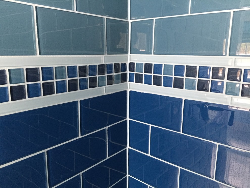 Imagen de cuarto de baño principal actual grande con baldosas y/o azulejos azules, baldosas y/o azulejos de vidrio, paredes azules y suelo con mosaicos de baldosas