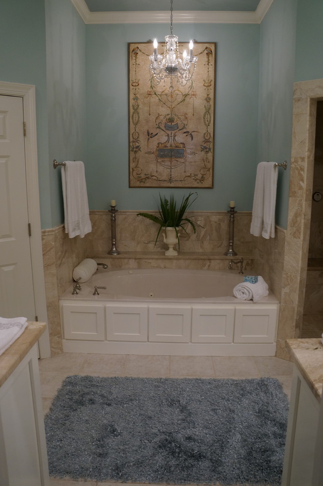 Inspiration för stora klassiska en-suite badrum, med skåp i shakerstil, vita skåp, ett badkar i en alkov, en dusch i en alkov, en toalettstol med separat cisternkåpa, beige kakel, marmorkakel, blå väggar, travertin golv, ett fristående handfat, marmorbänkskiva, beiget golv och dusch med gångjärnsdörr