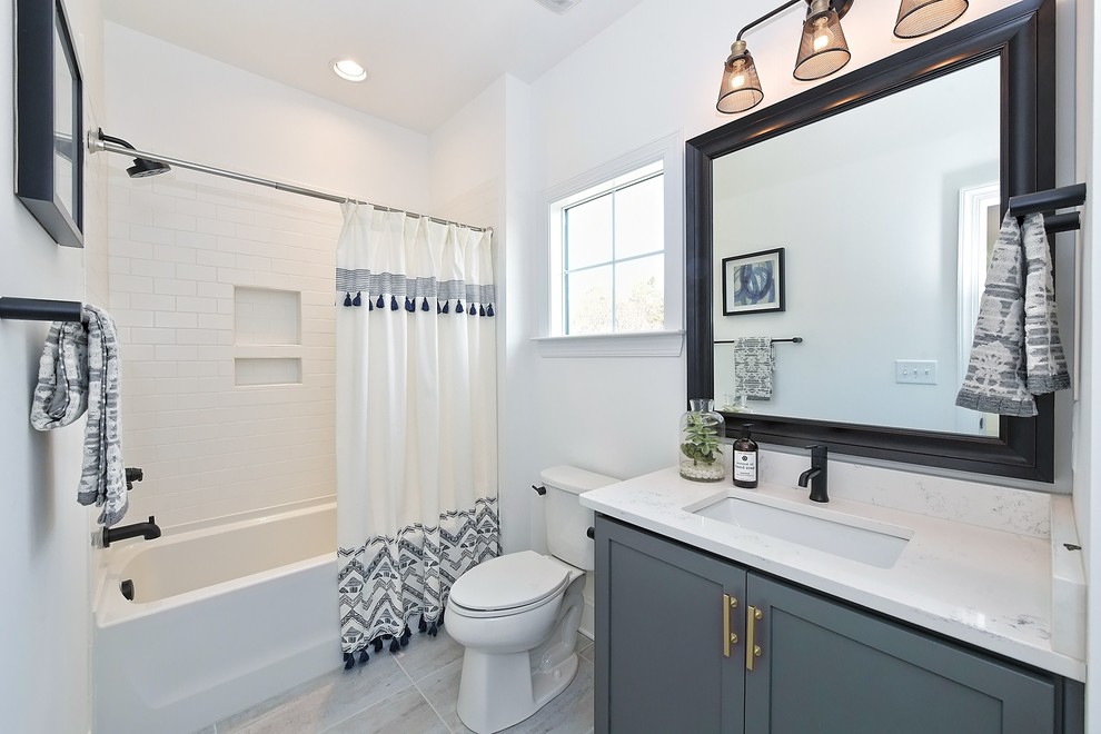 Идея дизайна: ванная комната в стиле кантри с фасадами в стиле шейкер, серыми фасадами, ванной в нише, душем в нише, белой плиткой, плиткой кабанчик, белыми стенами, душевой кабиной, врезной раковиной, серым полом, шторкой для ванной и белой столешницей