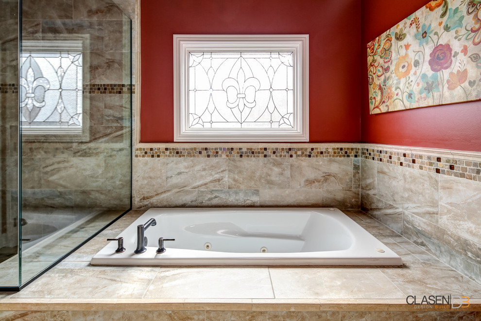 Immagine di una stanza da bagno classica con doccia aperta