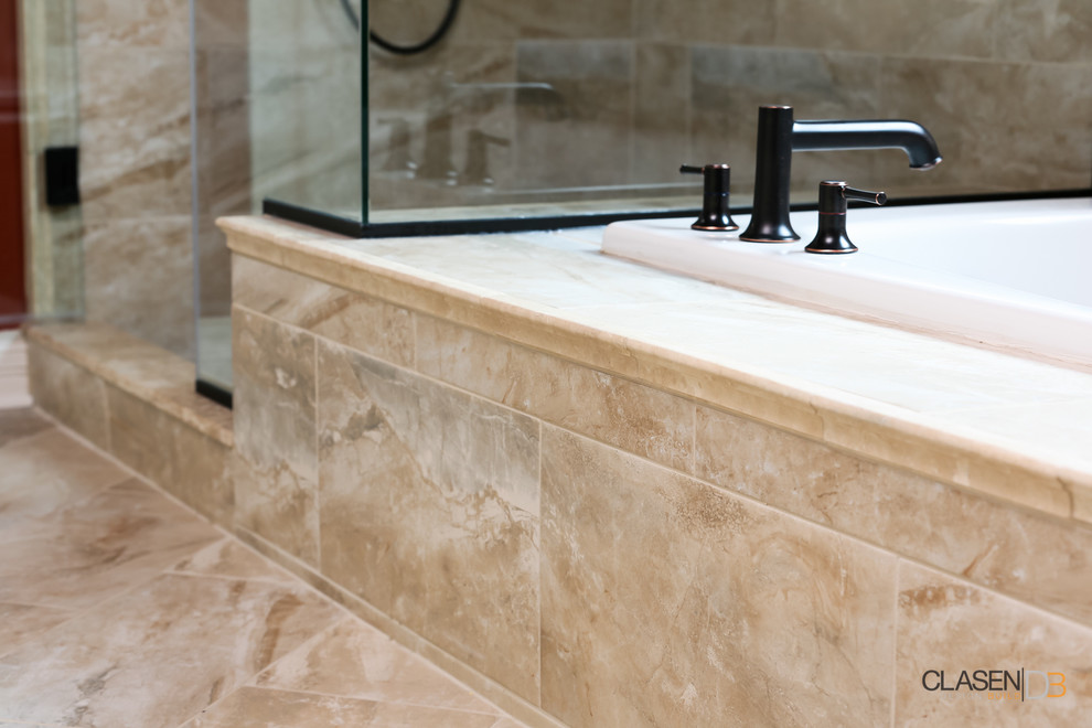 Пример оригинального дизайна: ванная комната в классическом стиле с открытым душем