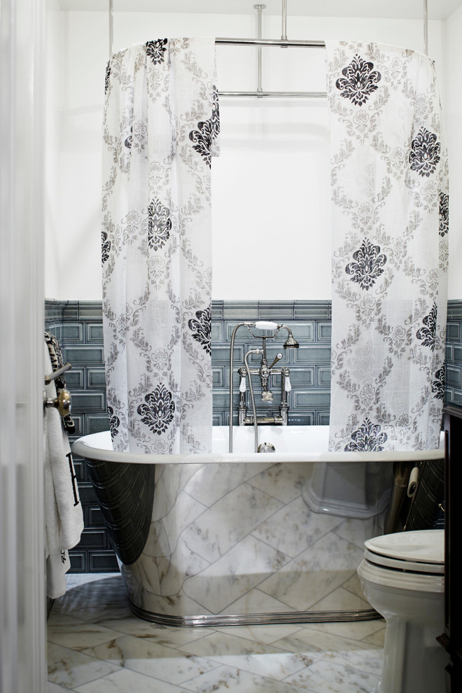 Idéer för att renovera ett litet vintage badrum med dusch, med luckor med upphöjd panel, vita skåp, en dusch i en alkov, en toalettstol med separat cisternkåpa, vit kakel, stenhäll, vita väggar, marmorgolv, ett undermonterad handfat, marmorbänkskiva och ett fristående badkar