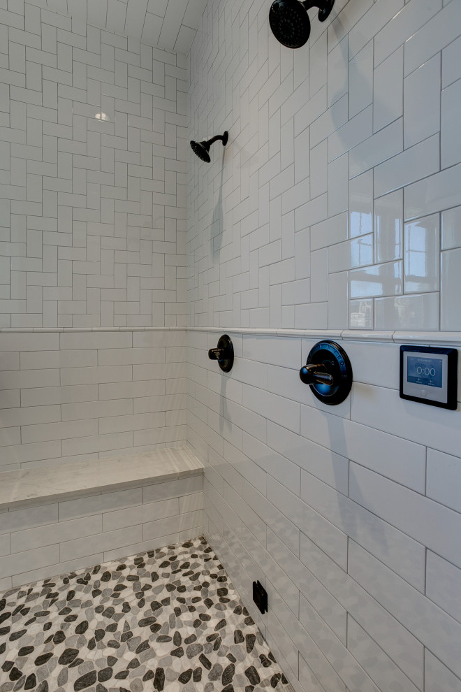 Exempel på ett stort modernt en-suite badrum, med en öppen dusch, vit kakel, tunnelbanekakel, vita väggar, klinkergolv i småsten, grått golv och dusch med gångjärnsdörr