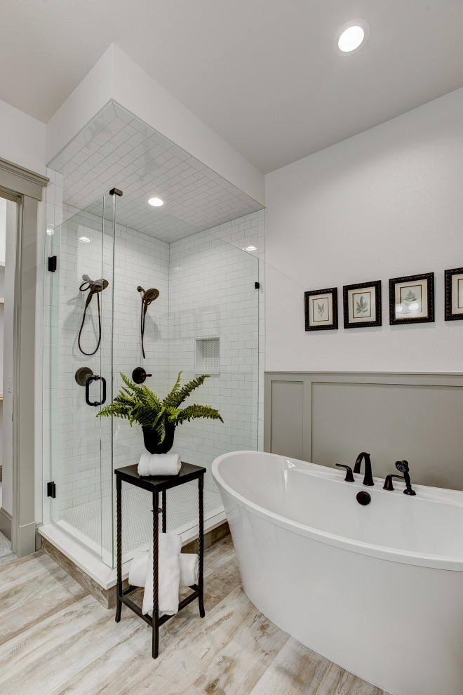 Idéer för stora funkis en-suite badrum, med ett fristående badkar, en hörndusch, vit kakel, keramikplattor, grå väggar, ljust trägolv och beiget golv