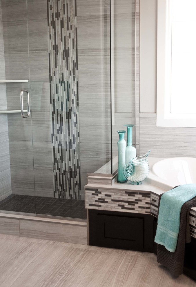 Inspiration för ett stort funkis en-suite badrum, med ett hörnbadkar, flerfärgad kakel, grå väggar och klinkergolv i porslin