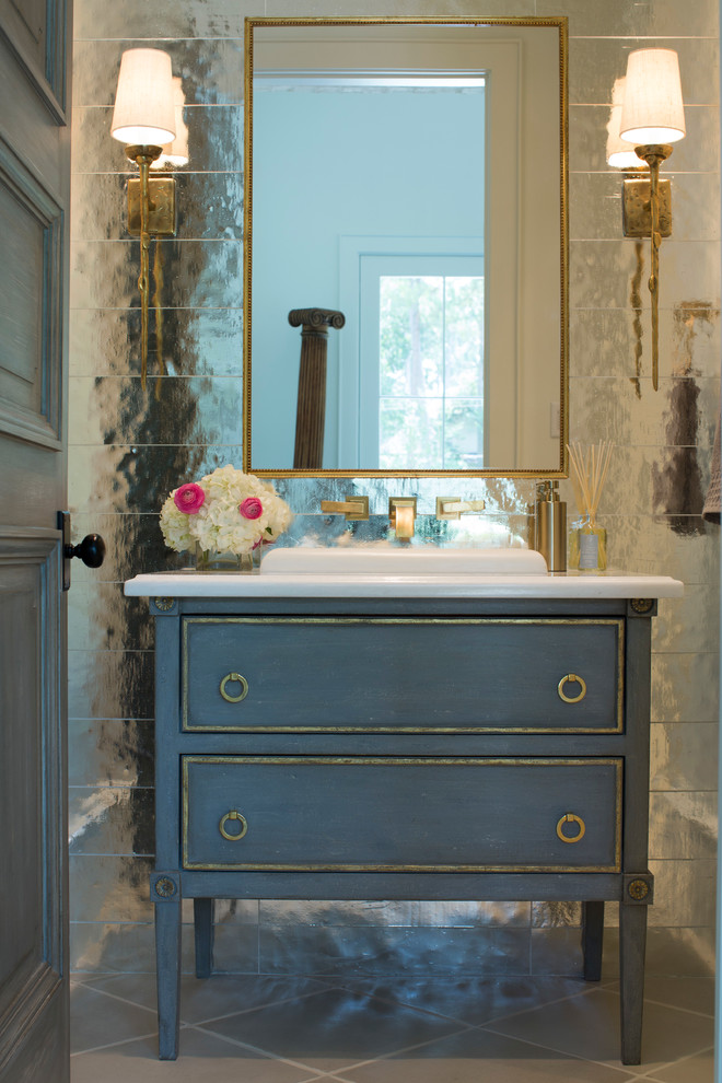 Shabby chic-inspirerad inredning av ett mellanstort badrum med dusch, med blå skåp, ett nedsänkt handfat, spegel istället för kakel, klinkergolv i keramik, bänkskiva i kvarts, grått golv och släta luckor
