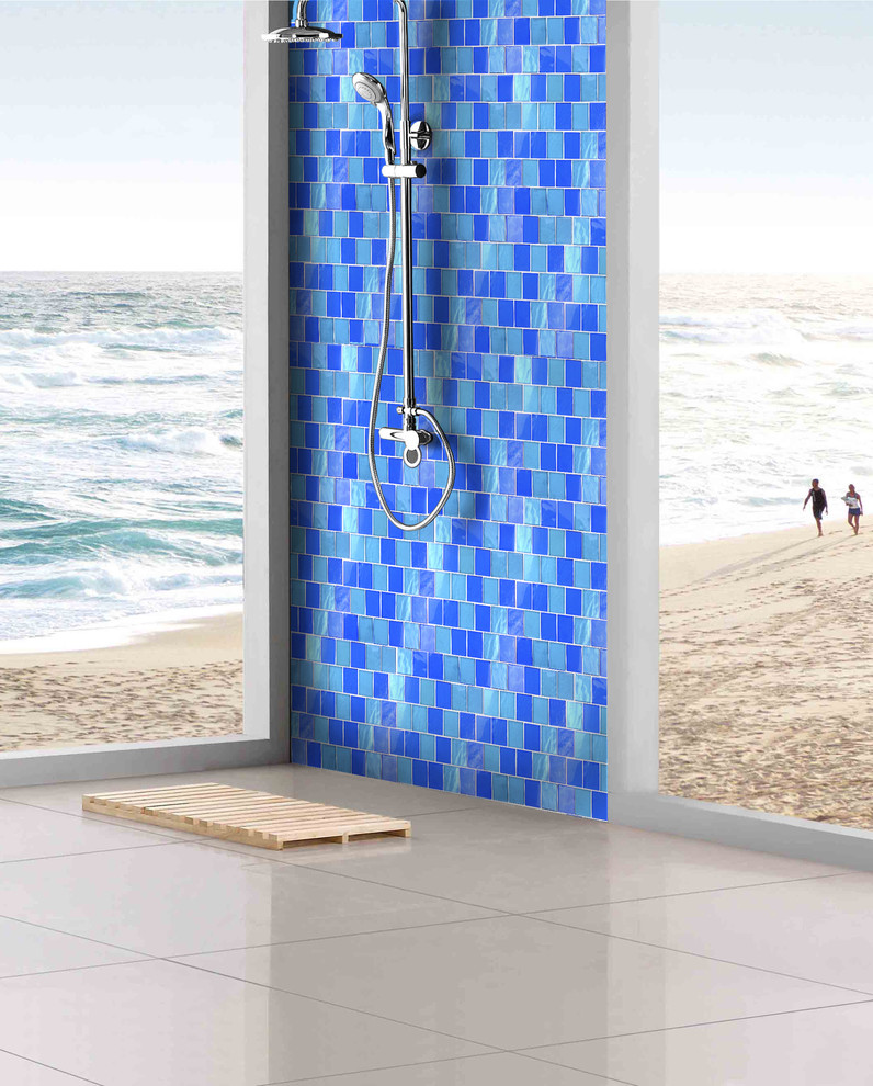 Cette image montre une salle d'eau design de taille moyenne avec une douche ouverte, un carrelage bleu, mosaïque, un mur bleu et un sol en carrelage de porcelaine.
