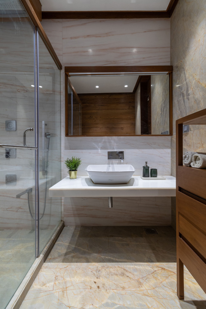 Mittelgroßes Modernes Duschbad mit beigen Fliesen, Aufsatzwaschbecken, grauem Boden, weißer Waschtischplatte und schwebendem Waschtisch in Ahmedabad
