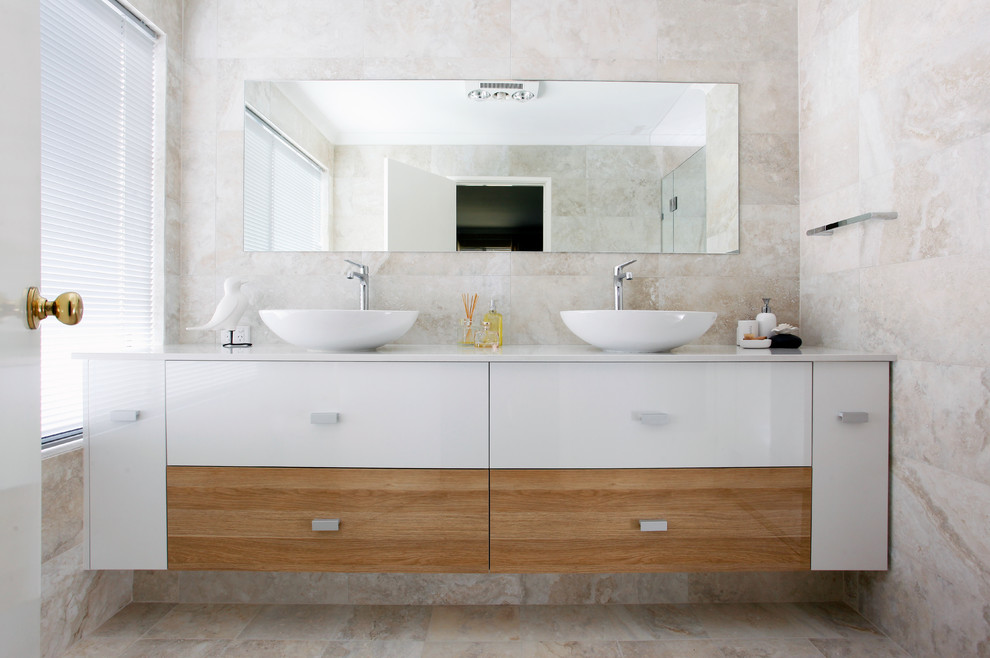 Aménagement d'une petite salle de bain principale contemporaine en bois brun avec une vasque, un placard à porte plane, un plan de toilette en quartz modifié, une douche ouverte, un carrelage beige, des carreaux de porcelaine et un sol en carrelage de porcelaine.