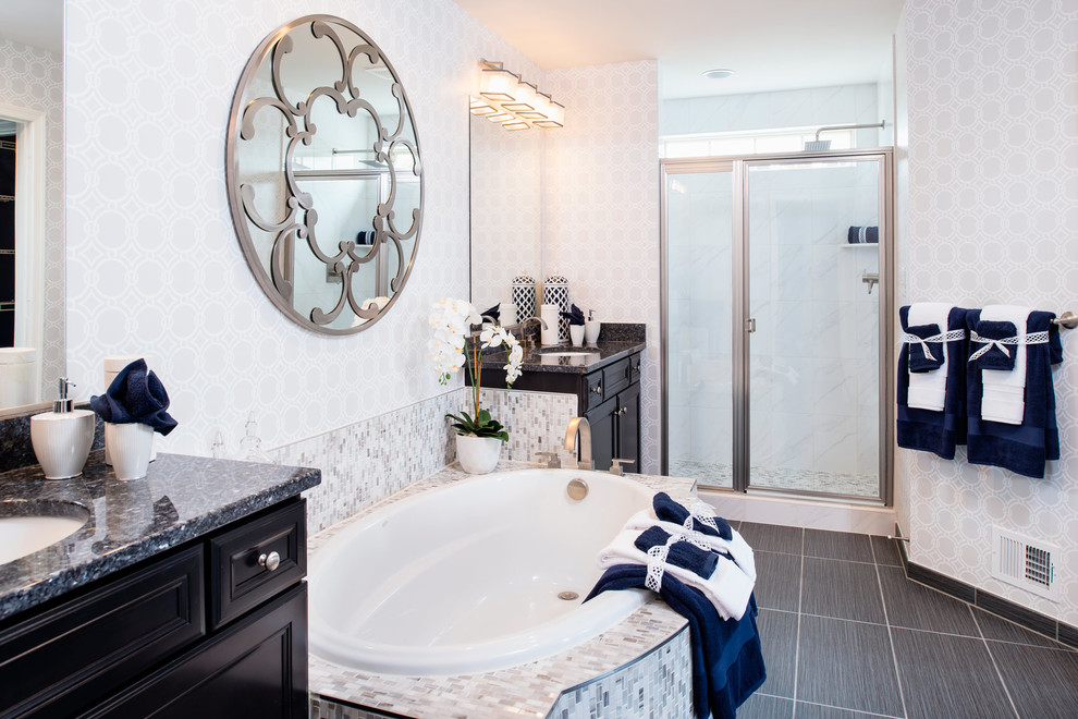 На фото: ванная комната в стиле неоклассика (современная классика) с врезной раковиной, черными фасадами, накладной ванной, душем в нише, черной плиткой, розовыми стенами и фасадами с утопленной филенкой с