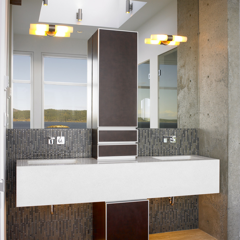 На фото: ванная комната в современном стиле с серой плиткой и удлиненной плиткой