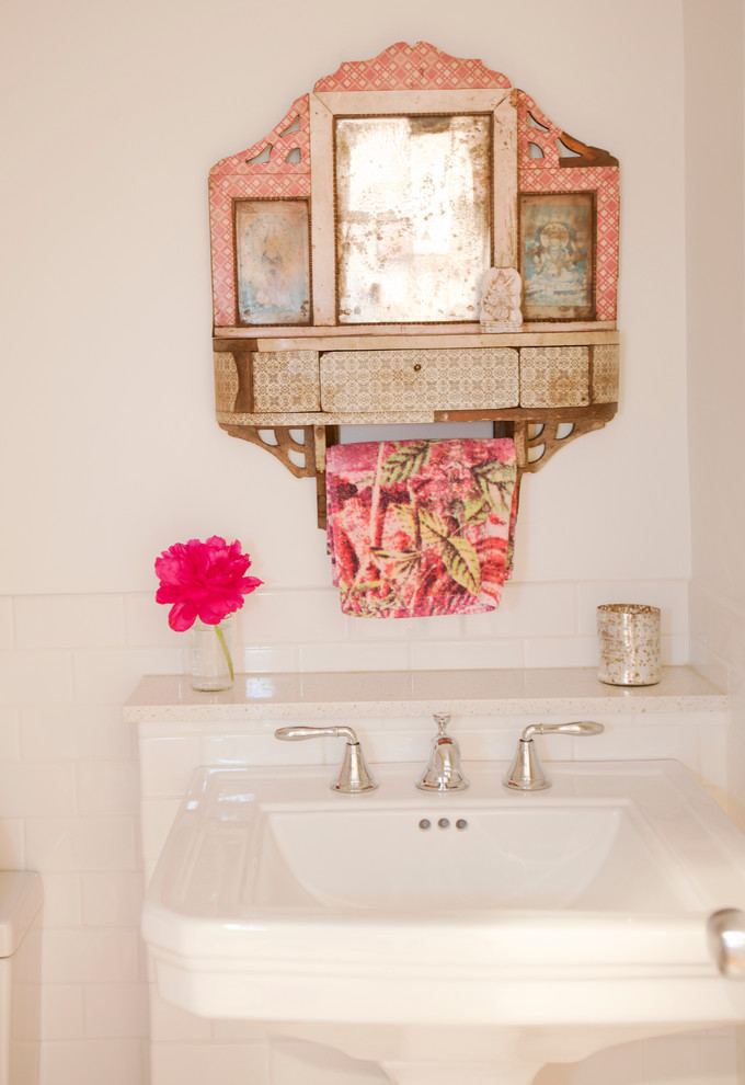 На фото: ванная комната в стиле шебби-шик с раковиной с пьедесталом и плиткой кабанчик с