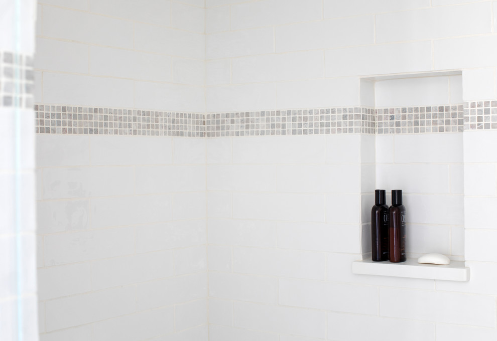 Inspiration för lantliga badrum, med skåp i shakerstil, blå skåp, ett hörnbadkar, en dusch i en alkov, vit kakel, marmorkakel, bruna väggar, mörkt trägolv, ett integrerad handfat, marmorbänkskiva, brunt golv och dusch med gångjärnsdörr