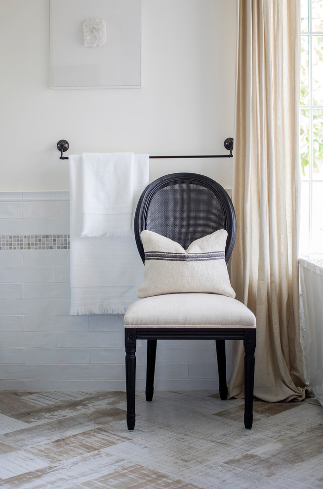 Inspiration för ett lantligt badrum, med skåp i shakerstil, blå skåp, ett hörnbadkar, en dusch i en alkov, vit kakel, marmorkakel, bruna väggar, mörkt trägolv, ett integrerad handfat, marmorbänkskiva, brunt golv och dusch med gångjärnsdörr