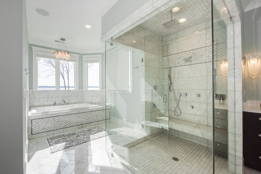 Esempio di una stanza da bagno mediterranea con vasca da incasso, piastrelle di marmo, pavimento in marmo, pavimento grigio e top bianco