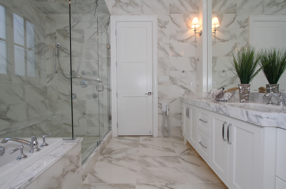 Inredning av ett klassiskt mellanstort en-suite badrum, med ett nedsänkt handfat, skåp i shakerstil, vita skåp, en toalettstol med hel cisternkåpa, grå kakel, grå väggar, marmorgolv, ett platsbyggt badkar, en hörndusch, stenkakel och marmorbänkskiva
