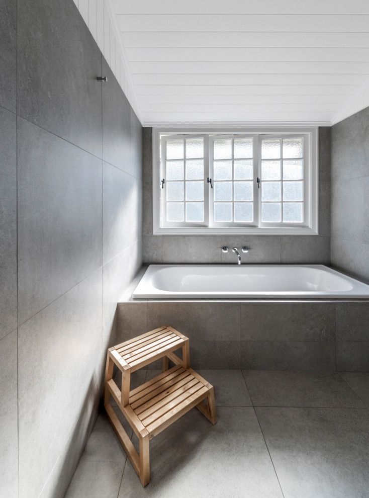 Стильный дизайн: детская ванная комната в современном стиле с накладной ванной, открытым душем, серой плиткой и открытым душем - последний тренд