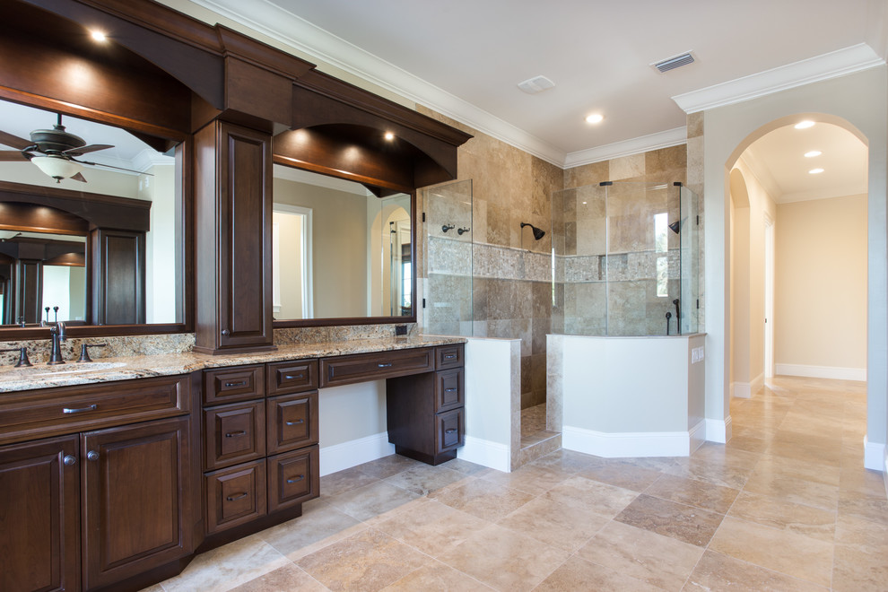 Ejemplo de cuarto de baño principal mediterráneo extra grande con ducha esquinera, baldosas y/o azulejos beige, paredes beige y lavabo integrado