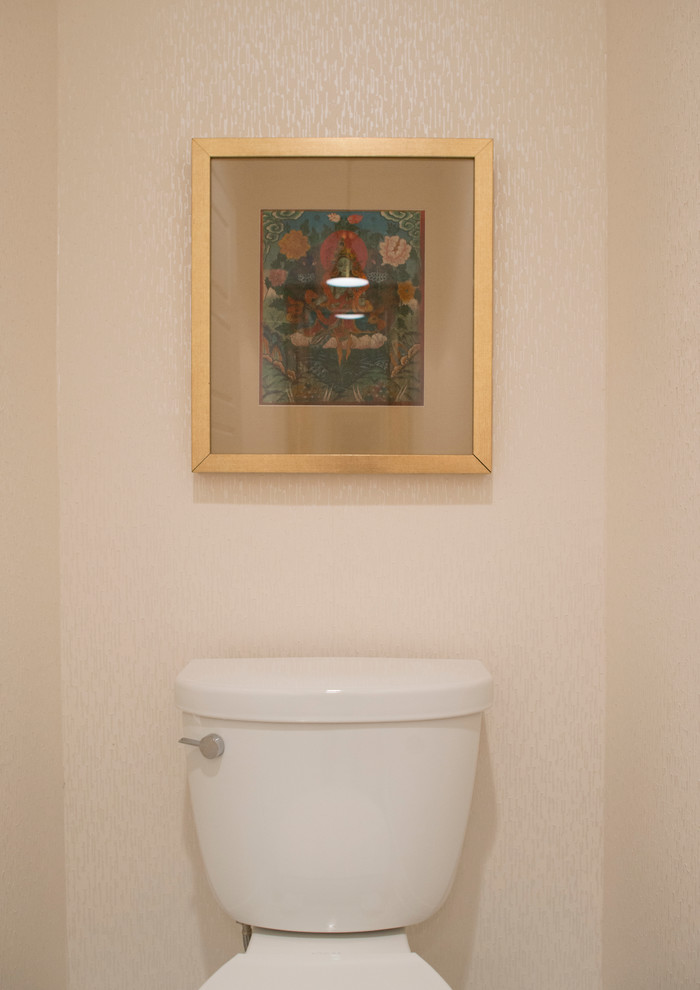 Cette photo montre un petit WC et toilettes bord de mer avec un carrelage blanc, des carreaux de céramique et un sol en marbre.