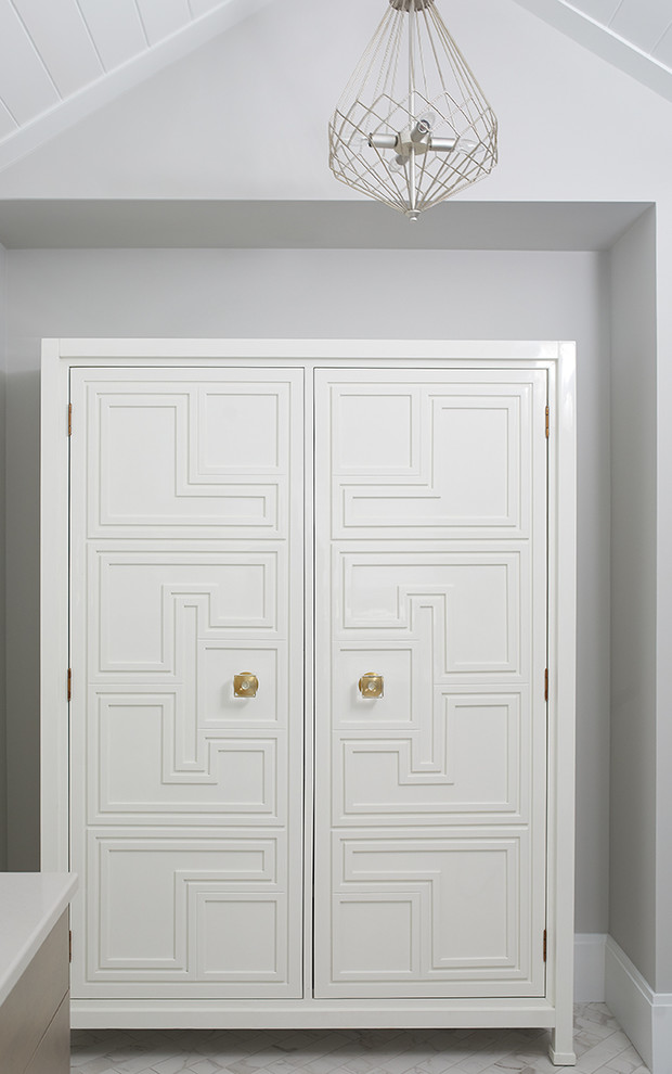 Пример оригинального дизайна: главная ванная комната в стиле неоклассика (современная классика) с плоскими фасадами, фасадами цвета дерева среднего тона, разноцветной плиткой, мраморной плиткой, серыми стенами, мраморным полом, врезной раковиной, разноцветным полом, душем с распашными дверями, серой столешницей, тумбой под две раковины, напольной тумбой, потолком из вагонки, отдельно стоящей ванной и нишей