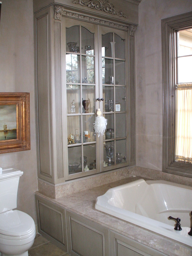 Mittelgroßes Klassisches Badezimmer En Suite mit Kassettenfronten, Einbaubadewanne und grauen Schränken in Detroit