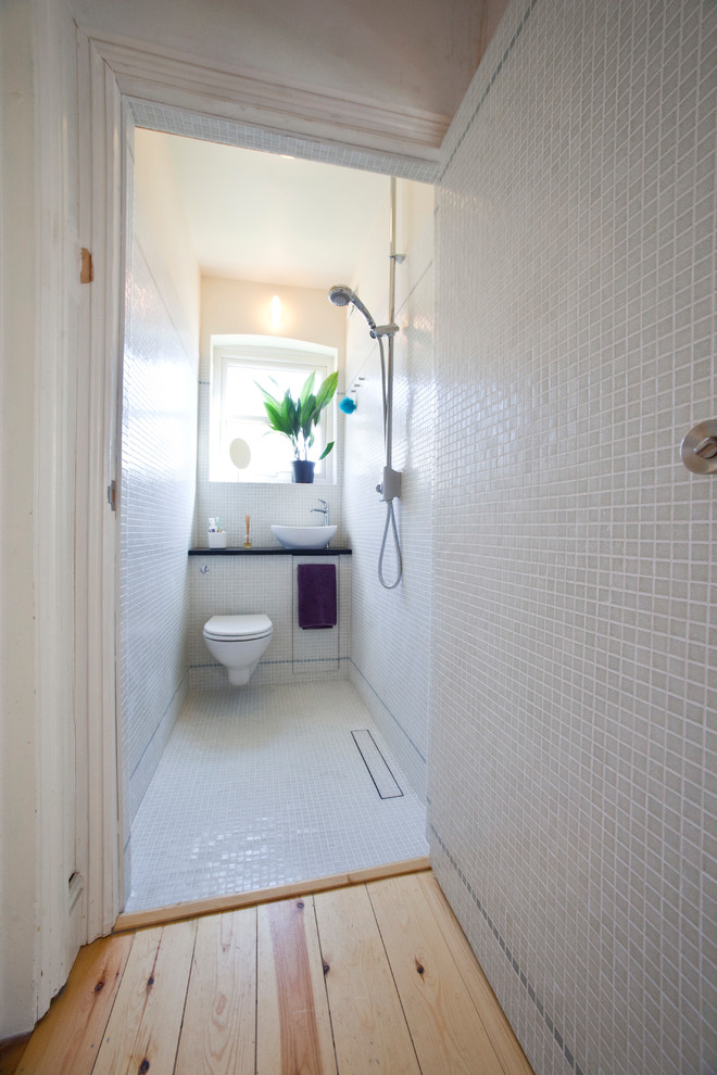 Inspiration för små moderna badrum med dusch, med våtrum, en vägghängd toalettstol, vit kakel, mosaik, vita väggar, mosaikgolv, ett konsol handfat och vitt golv