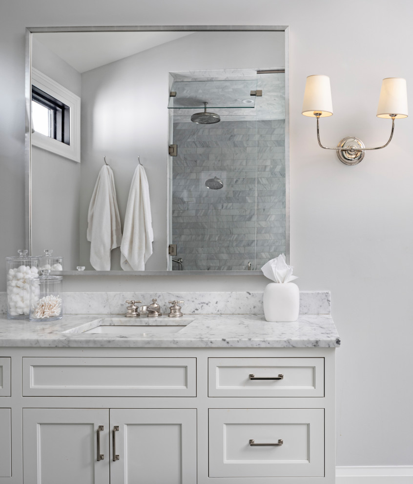 Imagen de cuarto de baño principal, de estilo de casa de campo, grande, con armarios estilo shaker, puertas de armario blancas, ducha empotrada, paredes grises, lavabo bajoencimera, ducha con puerta con bisagras y encimeras grises