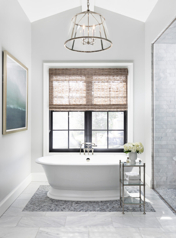 Foto de cuarto de baño principal campestre grande con bañera exenta, ducha empotrada, paredes grises y suelo gris