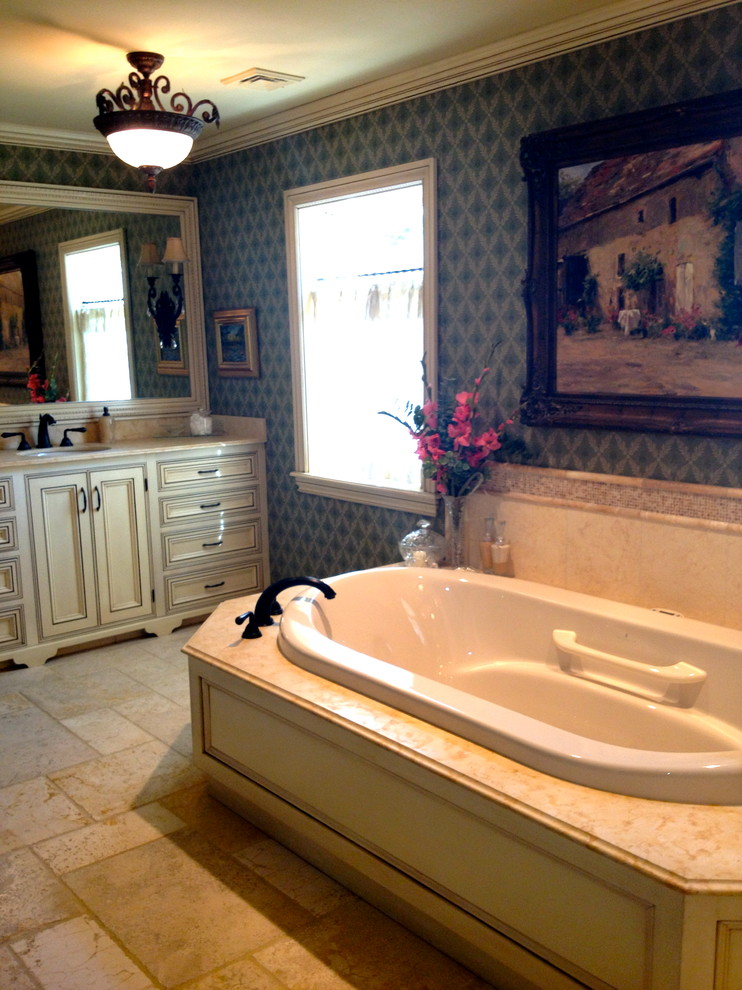 Immagine di una stanza da bagno padronale tradizionale di medie dimensioni con lavabo sottopiano, ante a filo, ante beige, top in marmo, vasca idromassaggio, doccia ad angolo, piastrelle beige, pareti verdi e pavimento in travertino