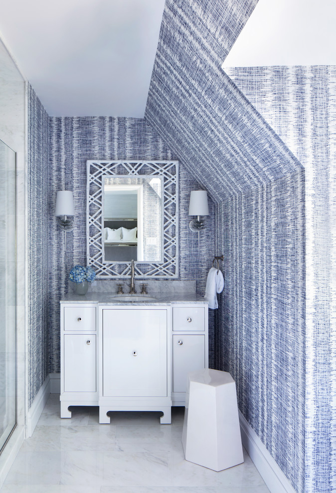 Bild på ett vintage badrum med dusch, med vita skåp, flerfärgade väggar, ett undermonterad handfat, vitt golv och släta luckor