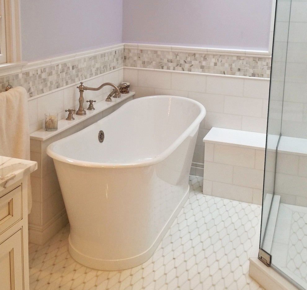 Ejemplo de cuarto de baño principal moderno de tamaño medio con armarios con paneles empotrados, puertas de armario blancas, encimera de mármol, bañera exenta, ducha esquinera, baldosas y/o azulejos blancos, baldosas y/o azulejos en mosaico, paredes púrpuras y suelo con mosaicos de baldosas