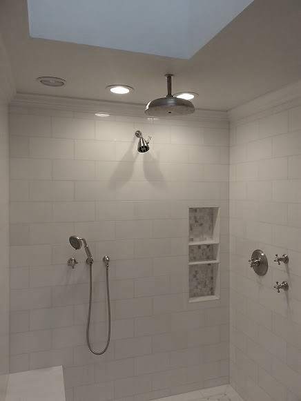 Идея дизайна: ванная комната среднего размера в стиле неоклассика (современная классика)