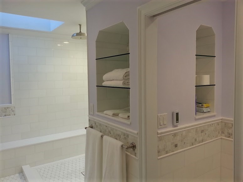 Modelo de cuarto de baño principal tradicional de tamaño medio con encimera de mármol, ducha esquinera, baldosas y/o azulejos blancos, baldosas y/o azulejos de piedra, paredes púrpuras y suelo con mosaicos de baldosas