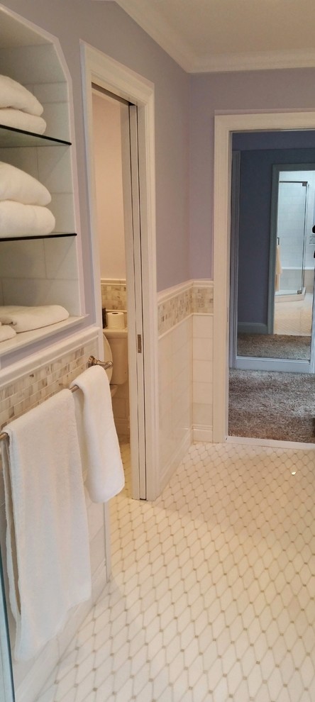 Aménagement d'une salle de bain principale moderne de taille moyenne avec un plan de toilette en marbre, un carrelage blanc, mosaïque, un mur violet et un sol en carrelage de terre cuite.
