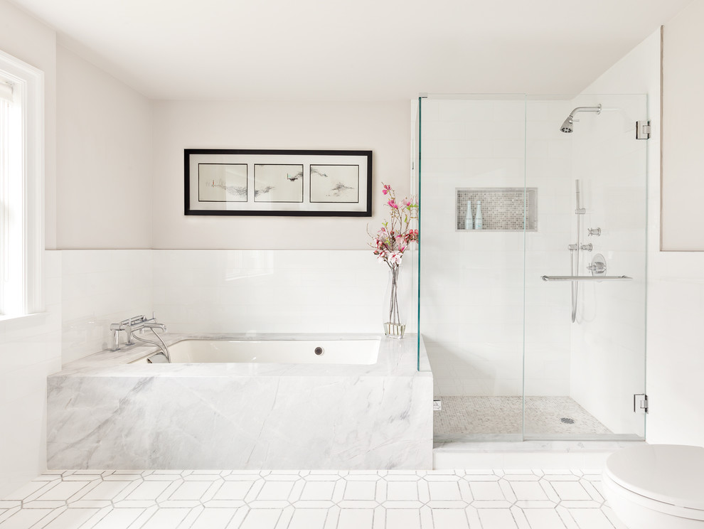 Inredning av ett klassiskt badrum, med en hörndusch, vit kakel, beige väggar, flerfärgat golv och dusch med gångjärnsdörr