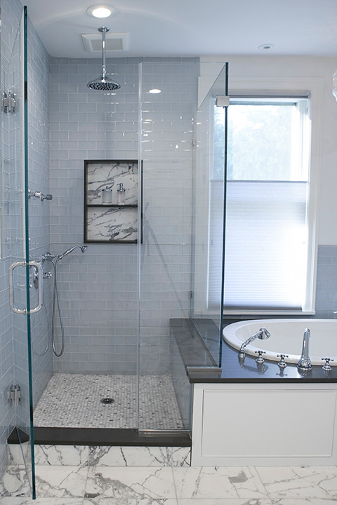 Стильный дизайн: большая главная ванная комната в стиле неоклассика (современная классика) с врезной раковиной, фасадами в стиле шейкер, белыми фасадами, столешницей из искусственного кварца, накладной ванной, угловым душем, синей плиткой, стеклянной плиткой, белыми стенами и мраморным полом - последний тренд